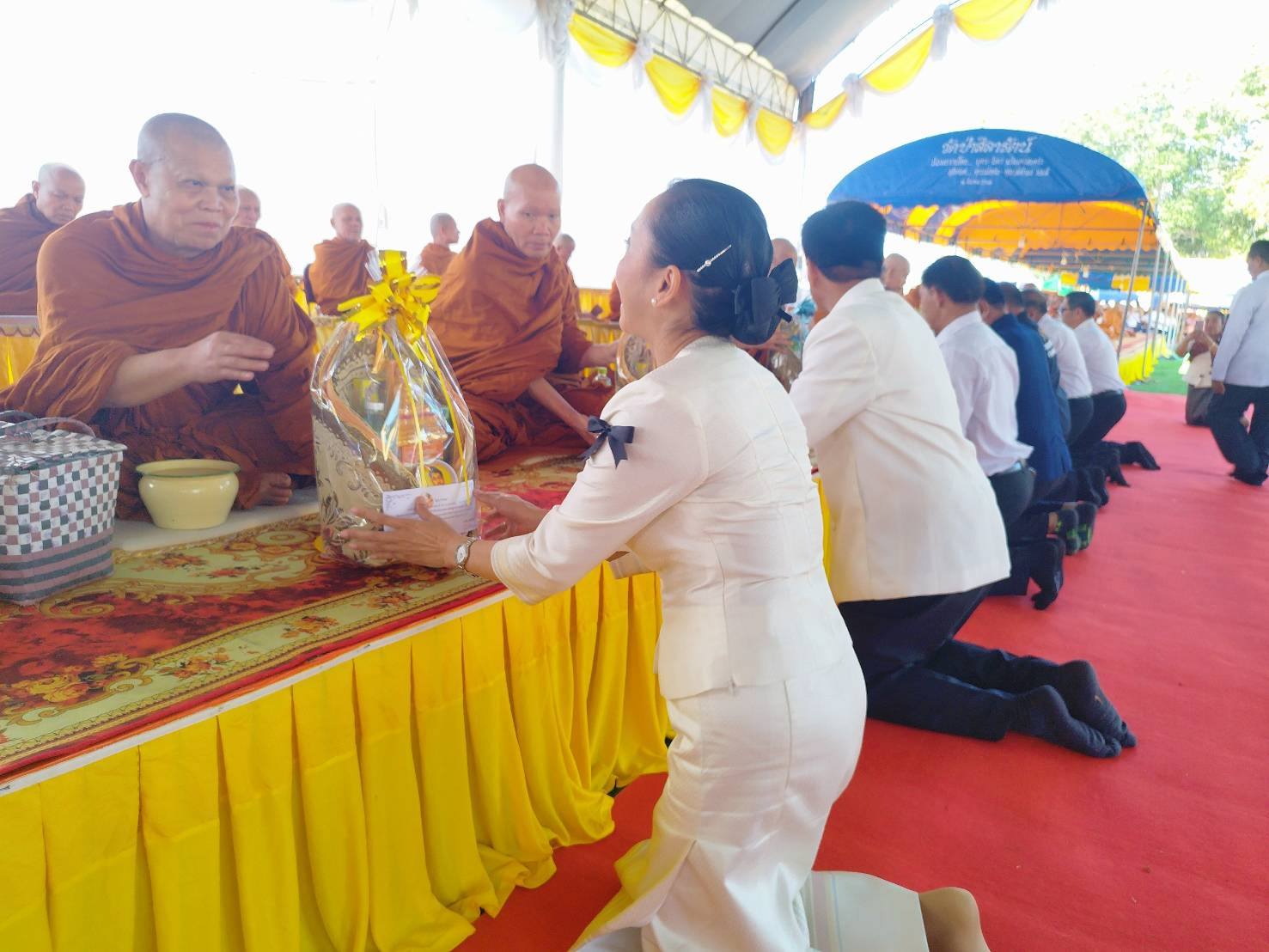 สพอ.ส่องดาว ร่วมพิธีทอดผ้าป่าสามัคคีเพื่อสมทบทุนก่อสร้างวิหารและแท่นประดิษฐานเถรานุสรณ์ หลวงปู่วันอุตตโม