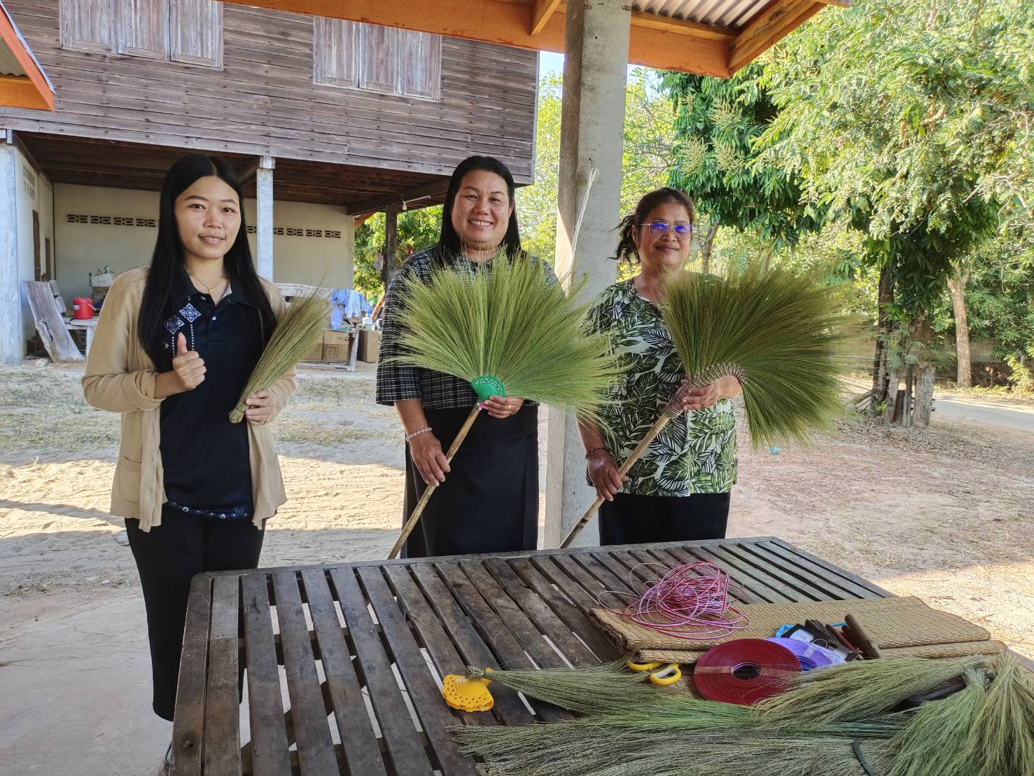 สพอ.ส่องดาว ลงพื้นที่ติดตามกลุ่มไม้กวาดดอกหญ้า บ้านถ้ำติ้ว ม.2 ตำบลปทุมวาปี 