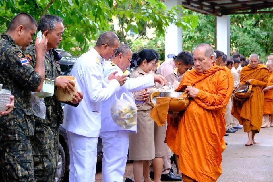 พช. ส่องดาว ร่วมกิจกรรมทำบุญตักบาตรถวายพระราชกุศล เนื่องในวันคล้ายวันพระราชสมภพ สมเด็จพระนางเจ้าสิริกิติ์ พระบรมราชินีนาถ พระบรมราชชนนีพันปีหลวง และวันแม่แห่งชาติ 12 สิงหาคม 2569